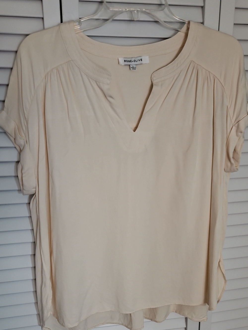 ROSE +OLIVE CREAM V NECK CUFFED SLEEVE BLOUSE SZ L